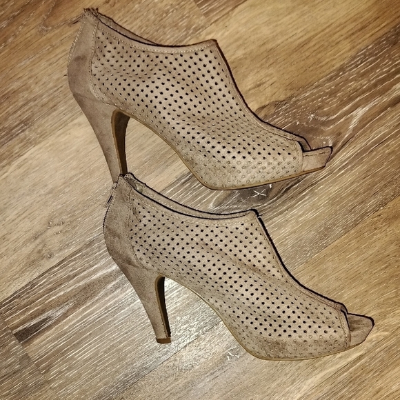 Madden Girl Tan Chunky Heel Peep-Toe Booties - Picture 4 of 6